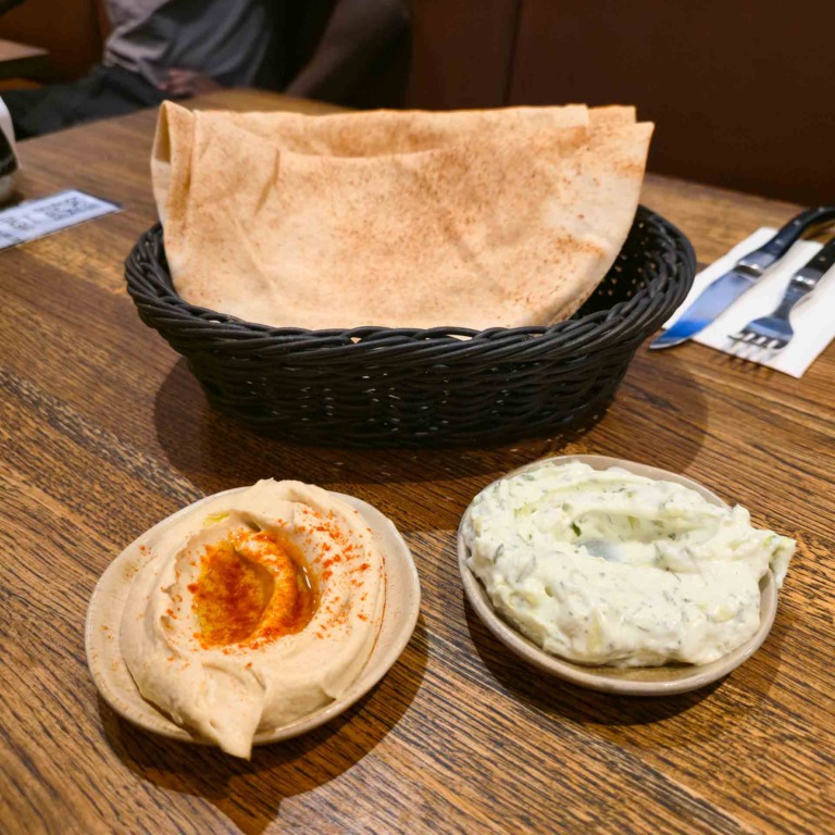 Hummus, dip og fladbr&oslash;d i kurv hos Al Sultan i Brabrand