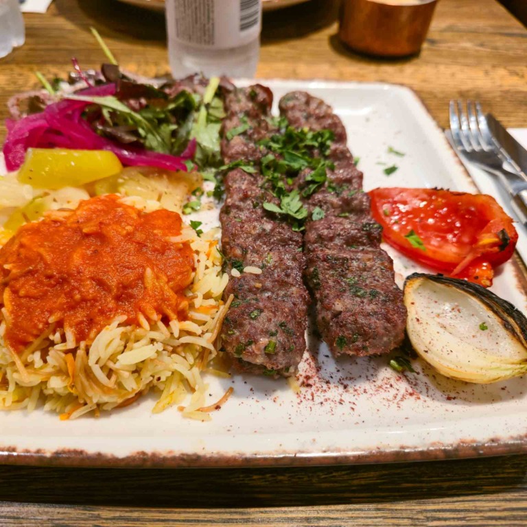 Kebabspyd med ris, bulgur og salat hos Al Sultan i Brabrand