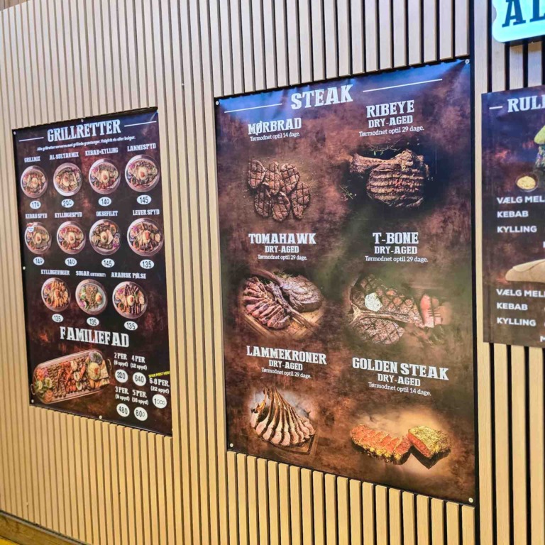 Plakater med grillretter og priser hos Al Sultan i Brabrand
