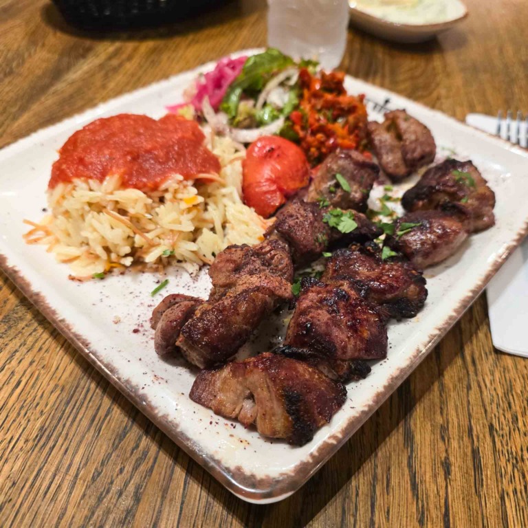 Grillede k&oslash;dstykker med ris og bulgur hos Al Sultan i Brabrand