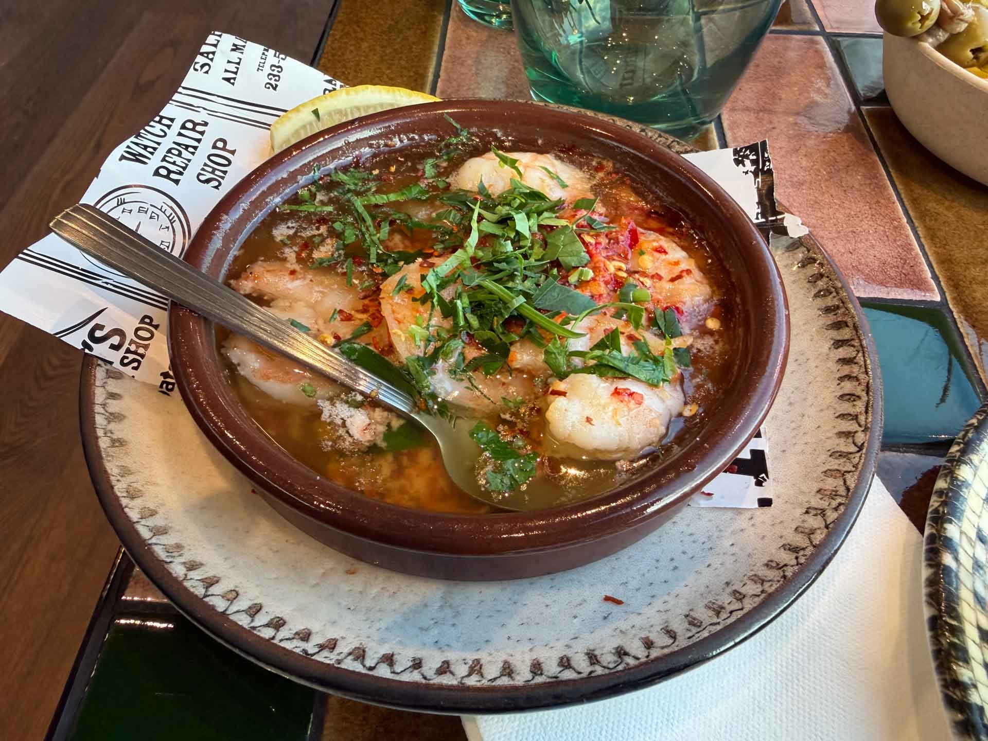 Aftenens ubetinget bedste mundfuld skulle vi finde i en skål med hvidløgsrejer, gambas al Ajillo.