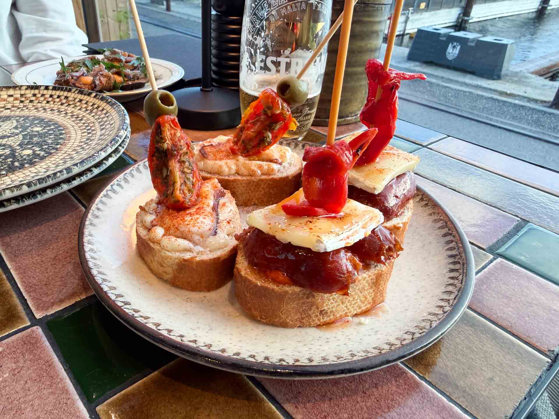 Pintxos med chorizo var en rigtig stoddermad, som jeg godt kunne finde på at servere til næste herrefrokost.