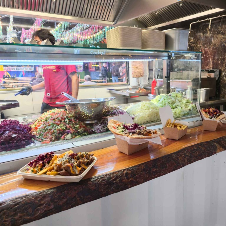 Disken med gr&oslash;ntsager og f&aelig;rdige retter hos Berlin Gem&uuml;se D&ouml;ner i Aarhus Street Food