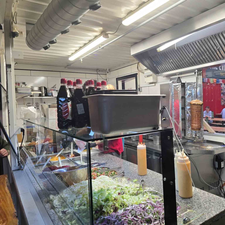 Glasdisken med gr&oslash;nt og saucer hos Berlin Gem&uuml;se D&ouml;ner i Aarhus Street Food
