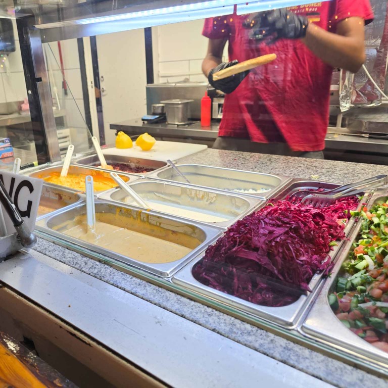 Disken med salat og tilbeh&oslash;r hos Berlin Gem&uuml;se D&ouml;ner i Aarhus Street Food