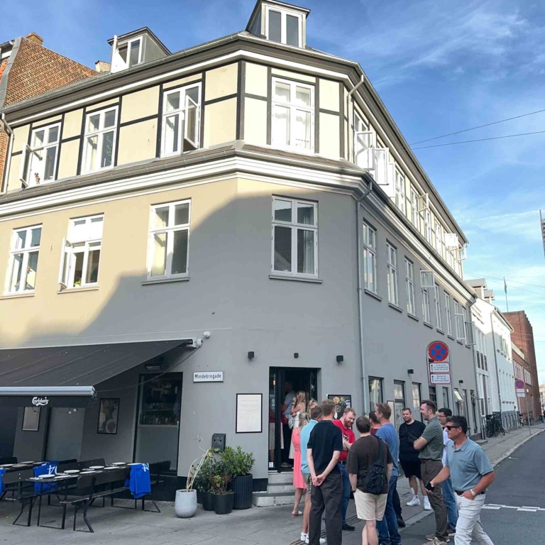 B&oslash;f Bearnaise i Mindebrogade set ude fra gade af.