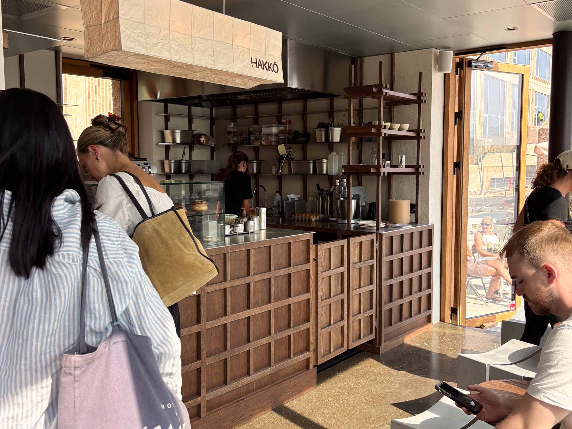 Gæster ved disken i det lyse lokale hos Hakko på Aarhus Ø