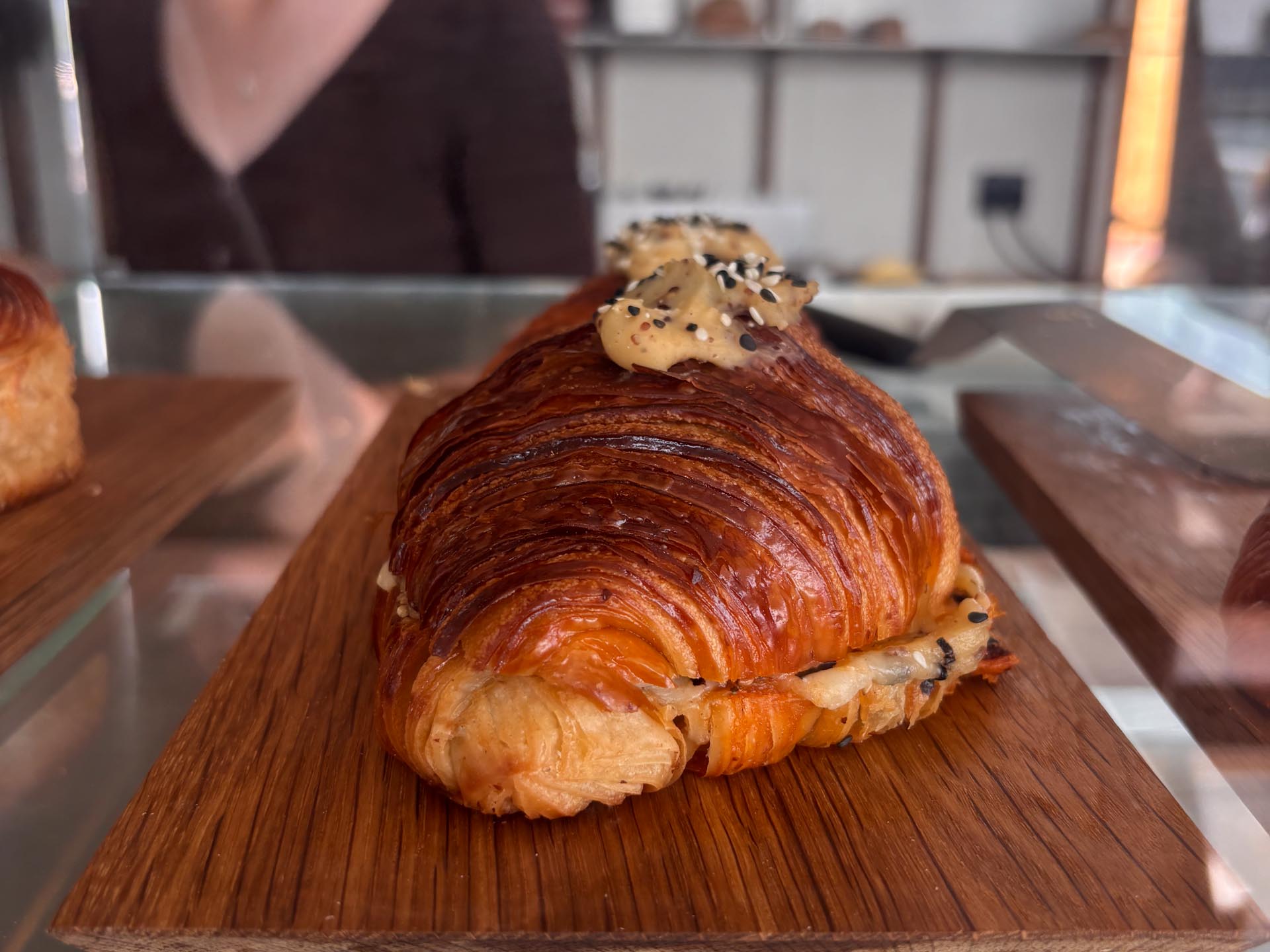Croissant med topping på træbræt hos Hakko på Aarhus Ø