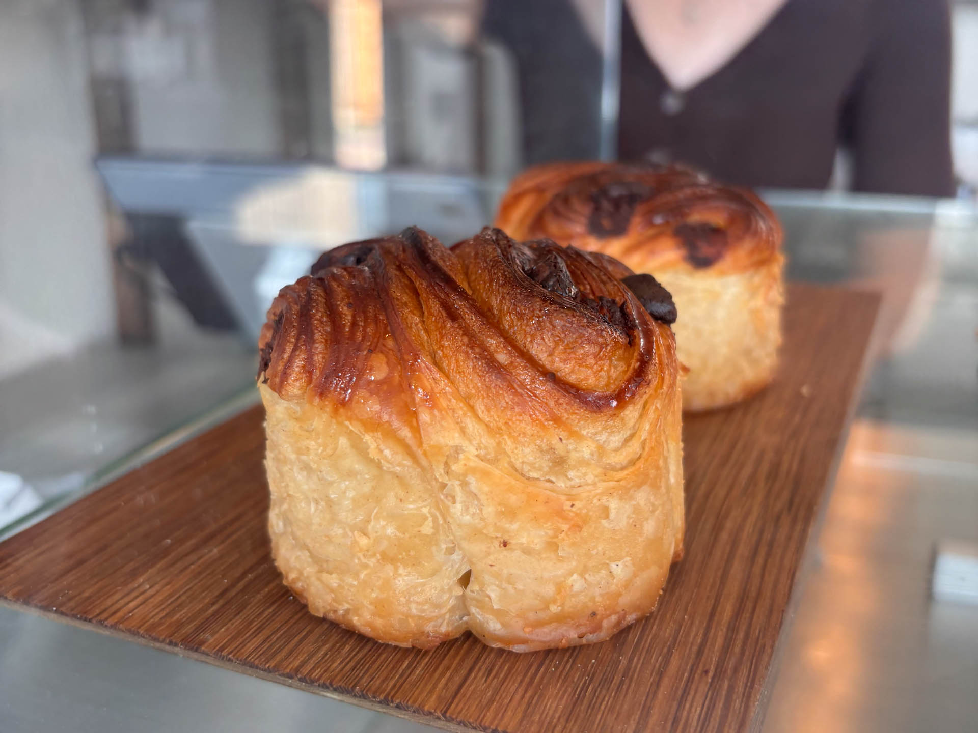To høje wienerbrød på træbræt hos Hakko på Aarhus Ø