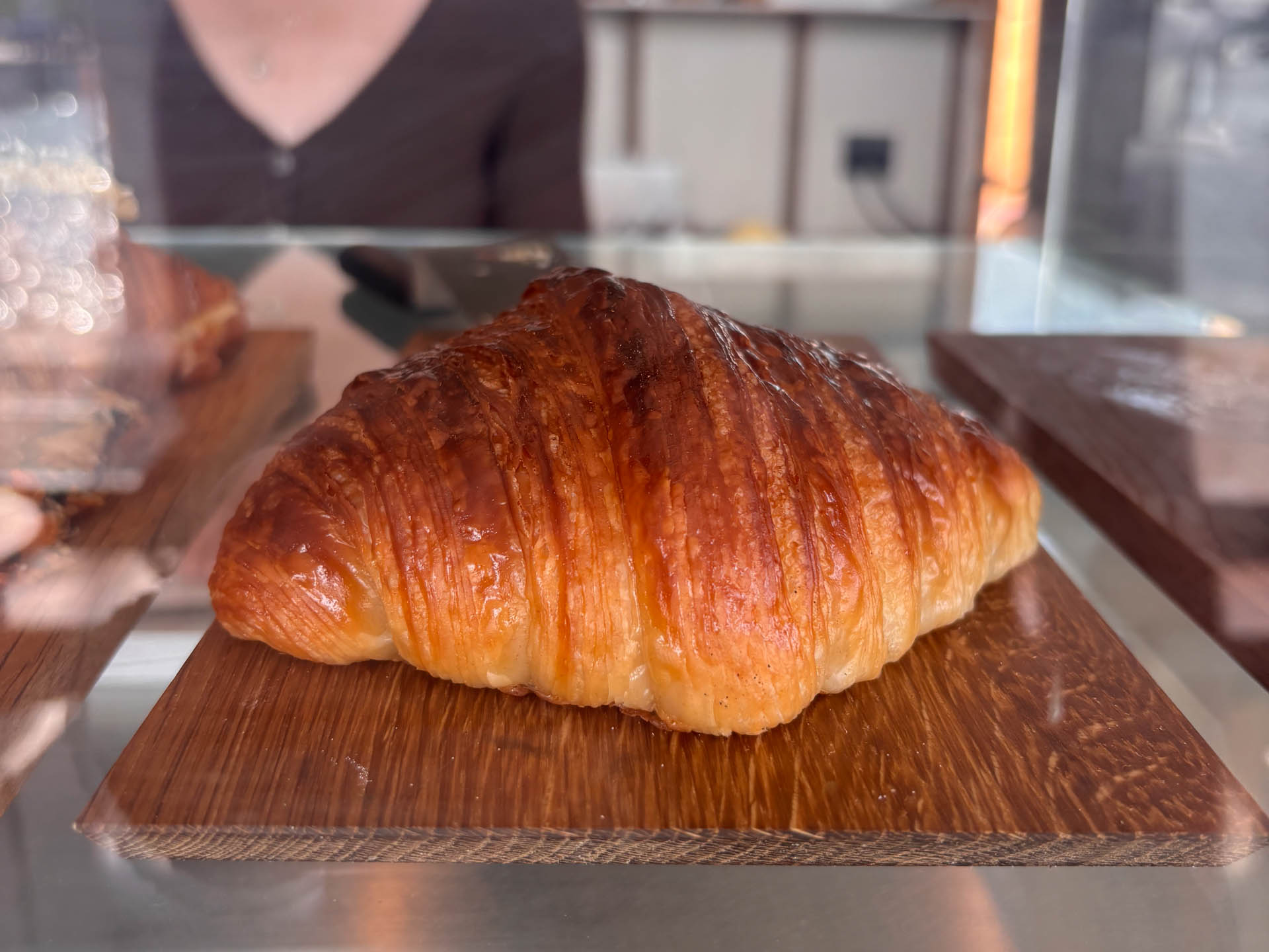 Croissant på træbræt i disken hos Hakko på Aarhus Ø