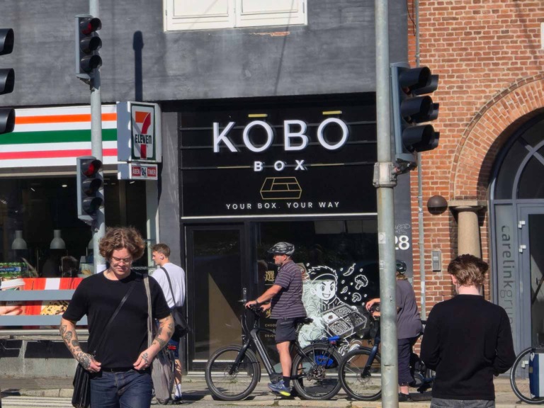 KŌBŌ Box i Nørreport set udefra gaden af.