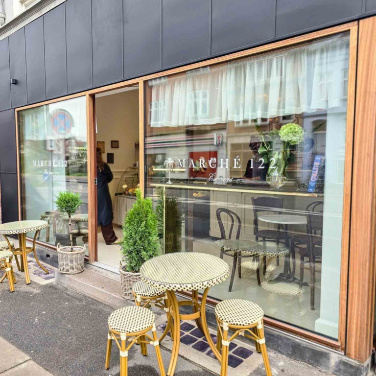 Facade med store vinduer og udeservering hos March&eacute; 122 i Aarhus C