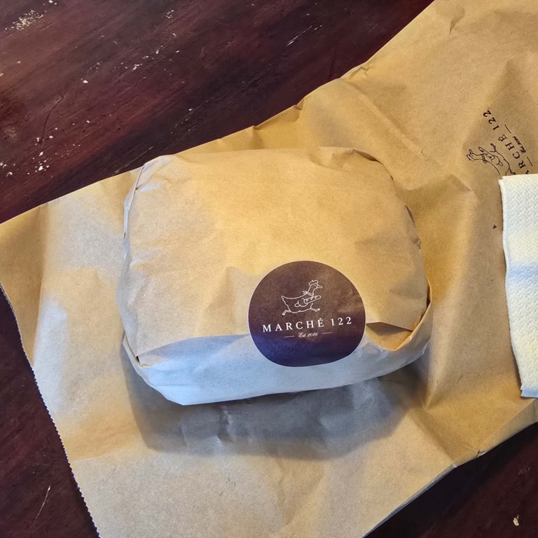 Indpakket sandwich med logo-klisterm&aelig;rke hos March&eacute; 122 i Aarhus C