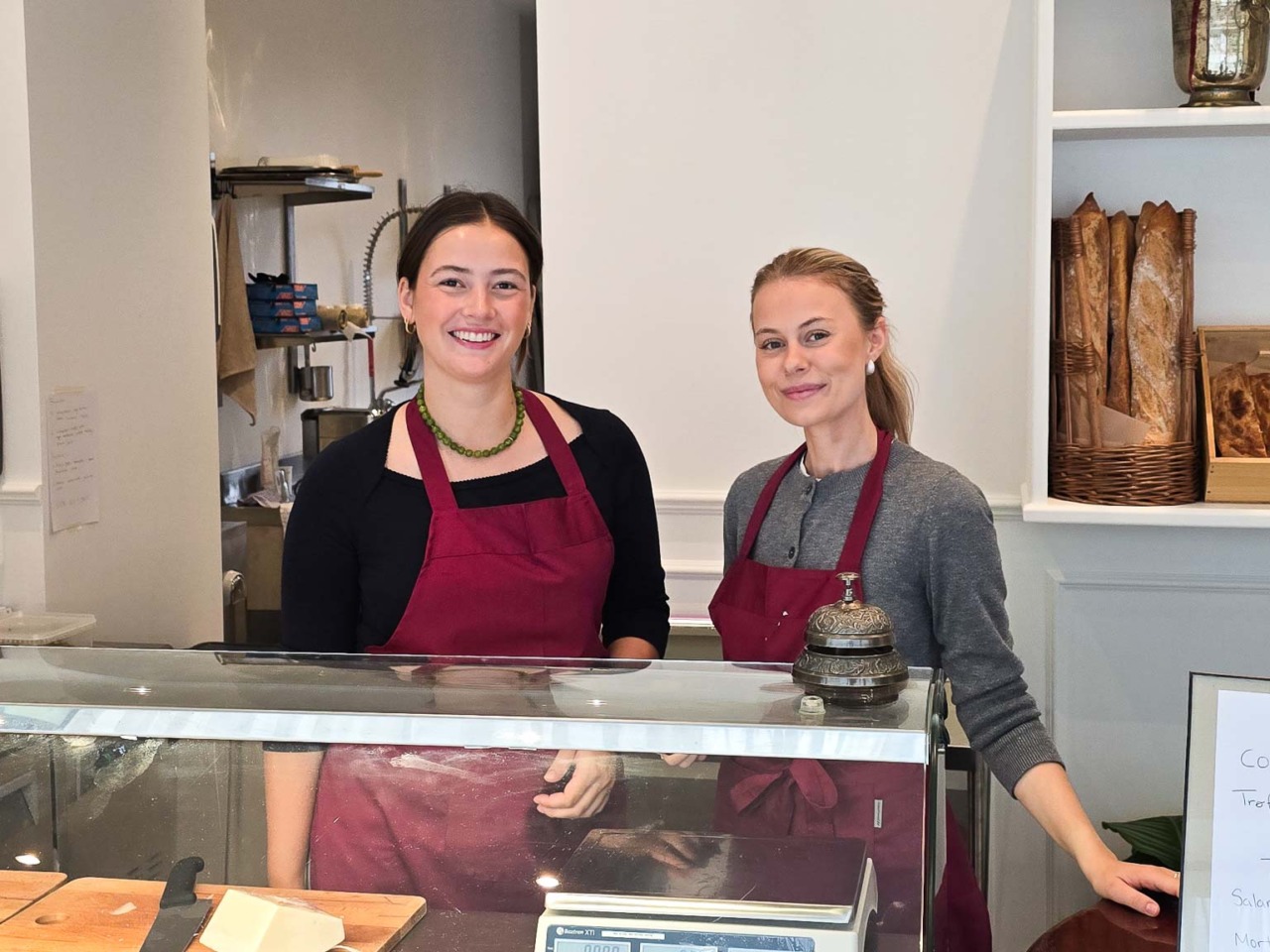 To smilende medarbejdere bag disken hos Marché 122 i Aarhus C