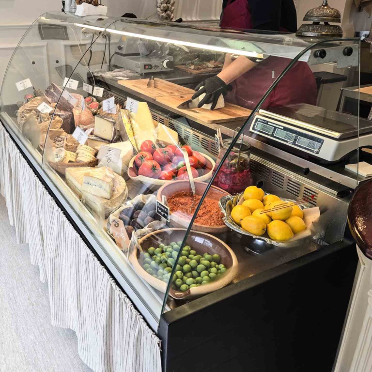 Glasdisk med oste, p&aring;l&aelig;g, oliven og citroner hos March&eacute; 122 i Aarhus C