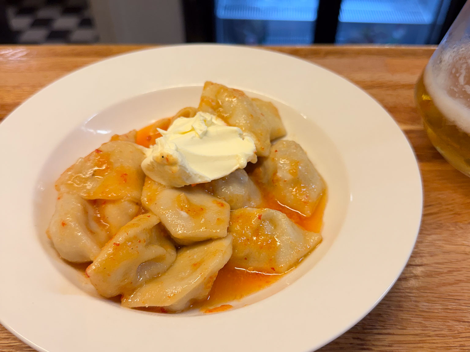 Dels de velkendte kartoffeldumplings fra NorthSide med hvidløg og fed creme fraiche.