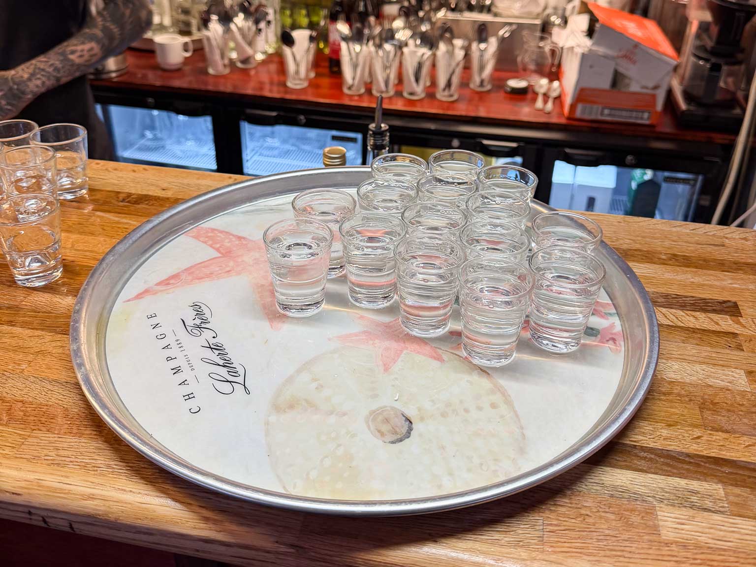 Til visningen var der fadøl, popcorn og Klarsyn-vodka, og efterfølgende diskede køkkenet op med dumplings.