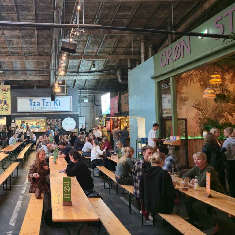 Hallen med langborde i Aarhus Street Food