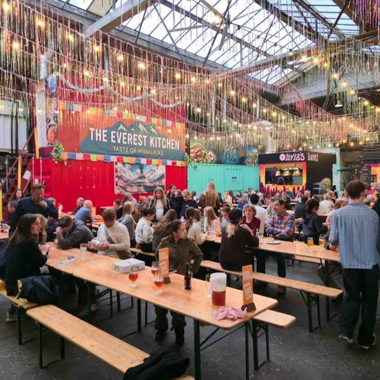G&aelig;ster ved langbordene i Aarhus Street Food