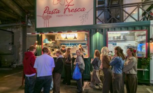 Gæster i kø foran skiltet hos Pasta Fresca i Aarhus Street Food