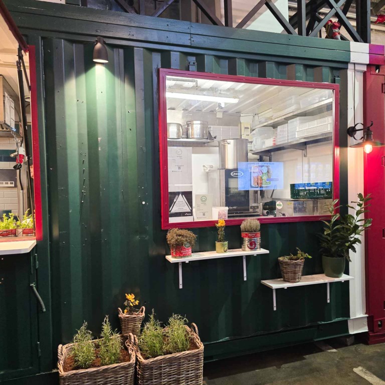 Gr&oslash;n container med r&oslash;d vinduesramme og krydderurter hos Pasta Fresca i Aarhus Street Food