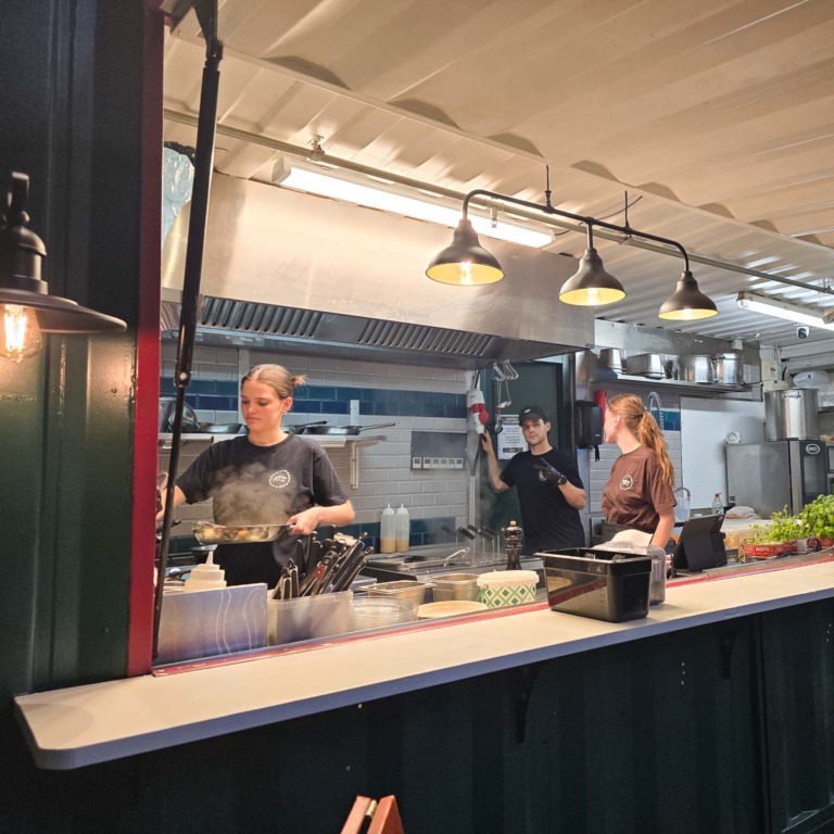 Medarbejdere ved disken i den gr&oslash;nne container hos Pasta Fresca i Aarhus Street Food