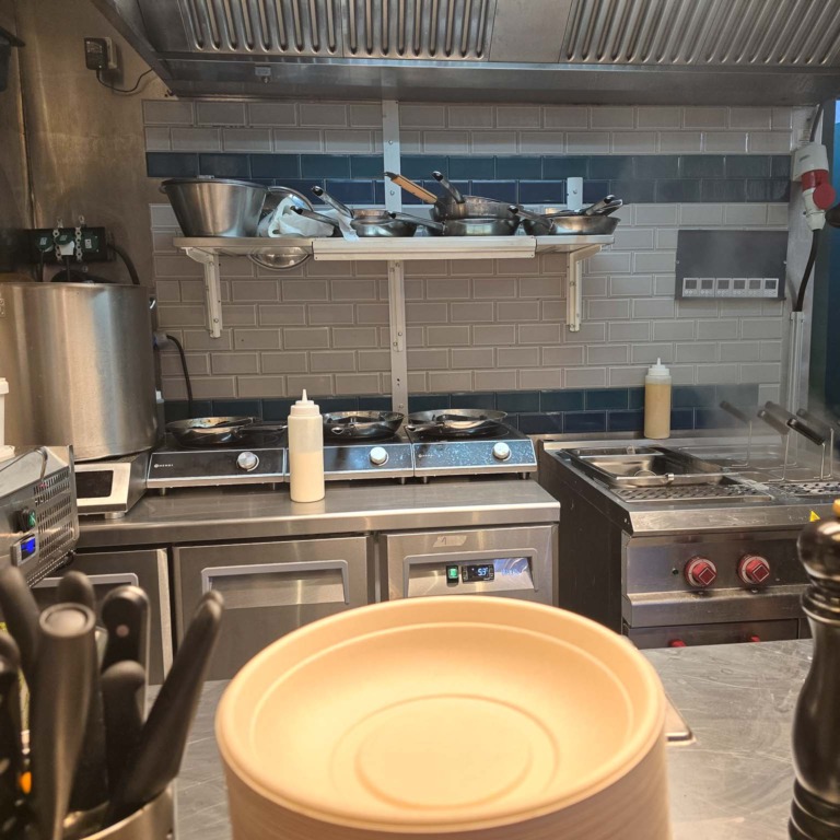K&oslash;kkenet med kogeplader og papsk&aring;le hos Pasta Fresca i Aarhus Street Food