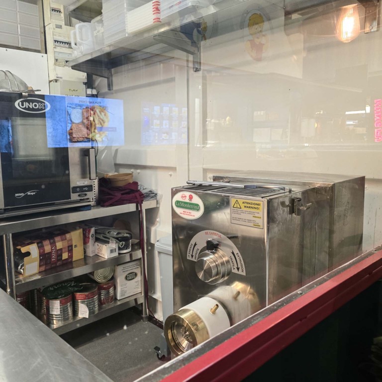 Pastamaskine og udstyr bag glasruden hos Pasta Fresca i Aarhus Street Food