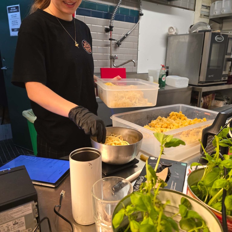 Kok tilbereder pasta hos Pasta Fresca i Aarhus Street Food