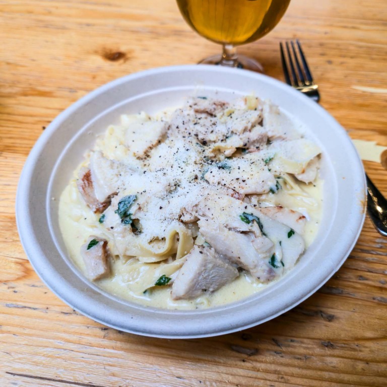 Pasta i hvid sauce hos Pasta Fresca i Aarhus Street Food