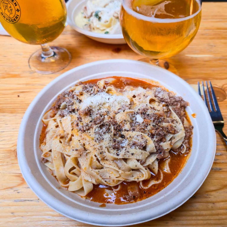 Tagliatelle med k&oslash;dsauce og revet ost hos Pasta Fresca i Aarhus Street Food