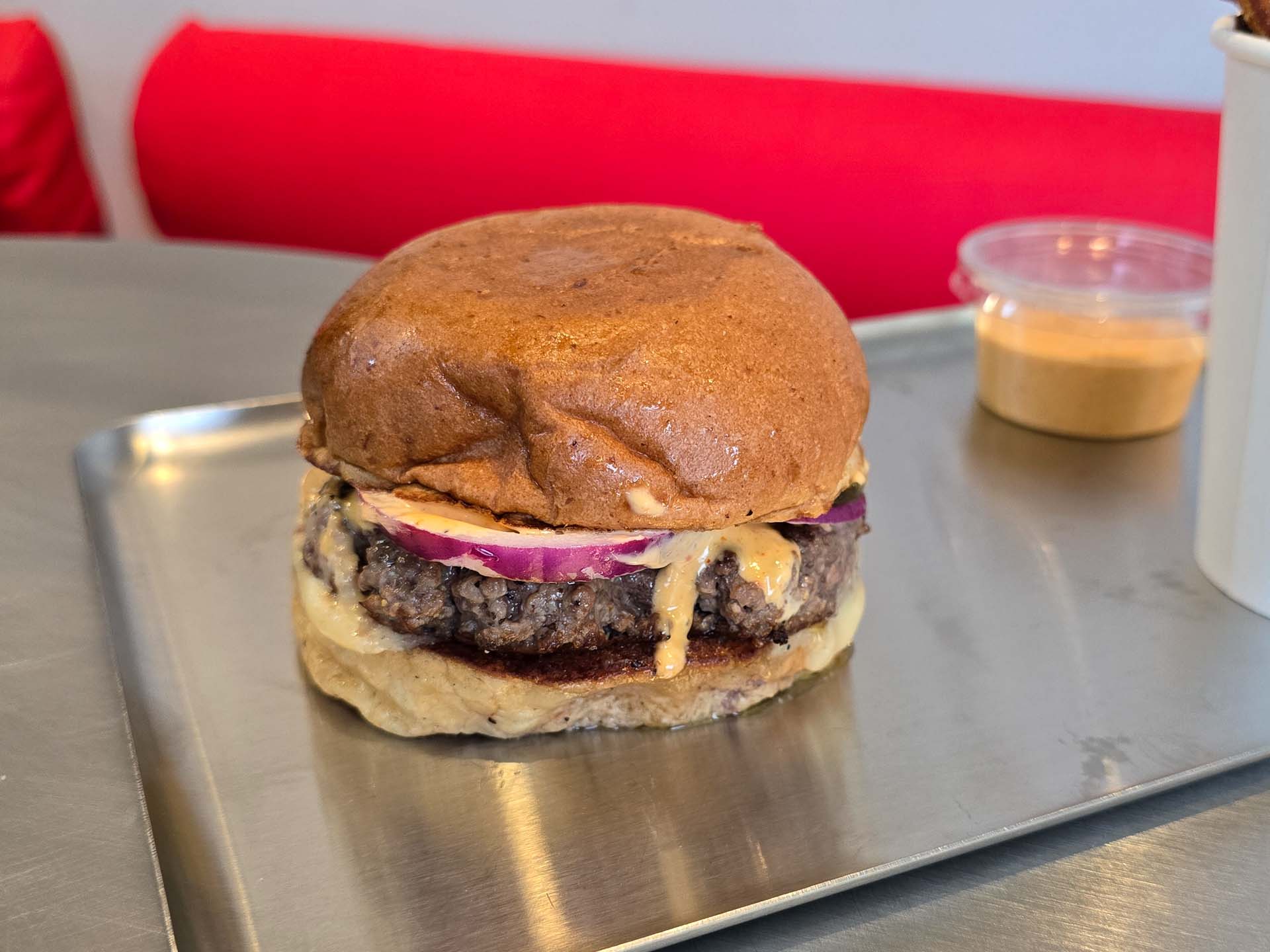 Burger og dip på stålbakke hos Rare Burgery i Aarhus