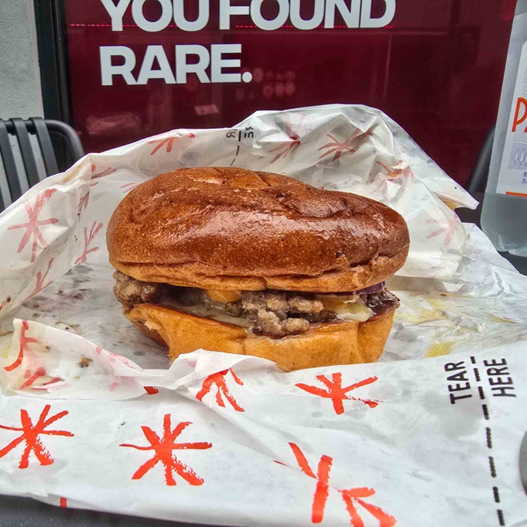 Burger i brioche foran den r&oslash;de rude hos Rare Burgery i Frederiksgade i Aarhus