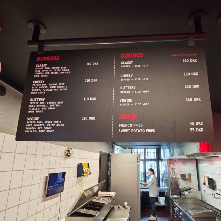 Menutavler h&aelig;ngende over k&oslash;kkenet hos Rare Burgery i Frederiksgade i Aarhus