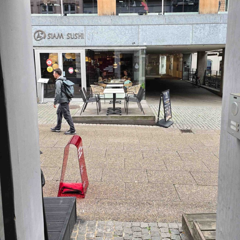 Udsigt til g&aring;gaden fra d&oslash;ren hos Rare Burgery i Frederiksgade i Aarhus