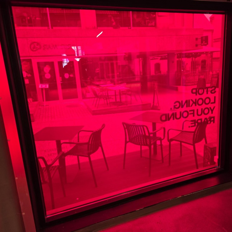 R&oslash;d rude med spejlvendt tekst set indefra hos Rare Burgery i Frederiksgade i Aarhus