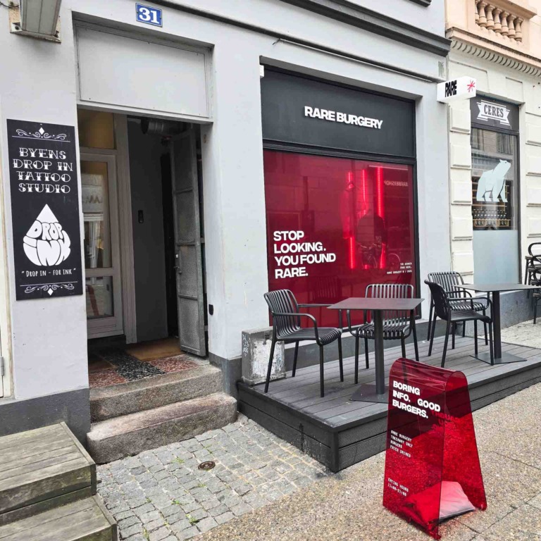 Facade med skilt og udeservering hos Rare Burgery i Frederiksgade i Aarhus