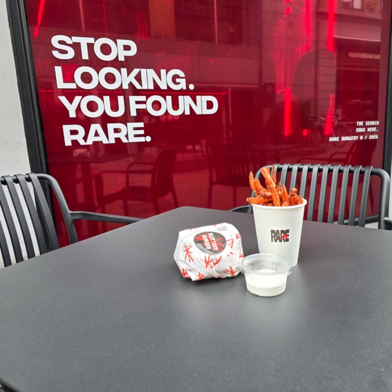 Burger og pommes frites foran ruden med teksten Stop looking hos Rare Burgery i Frederiksgade i Aarhus