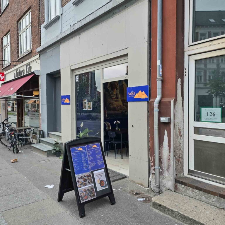Ankh i Frederiks All&eacute; med skilt p&aring; fortovet