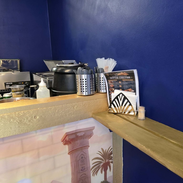 Disk med kaffemaskine og menukort hos Ankh