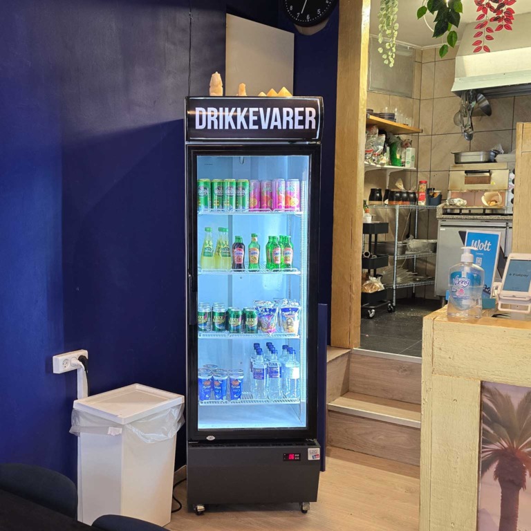 K&oslash;leskab med drikkevarer hos Ankh