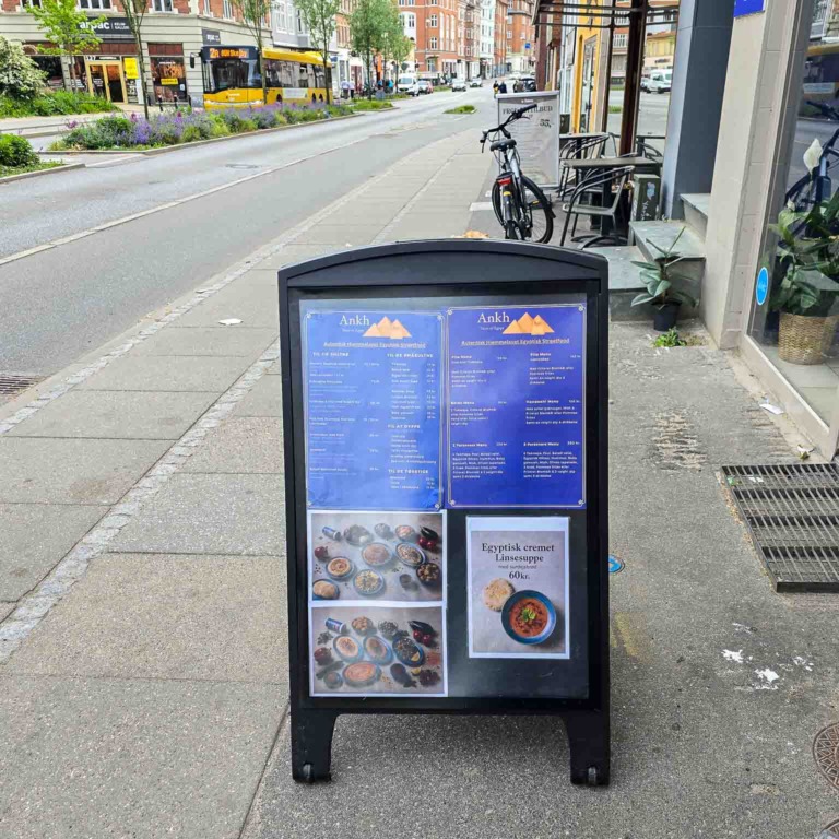 Skilt med menu foran Ankh