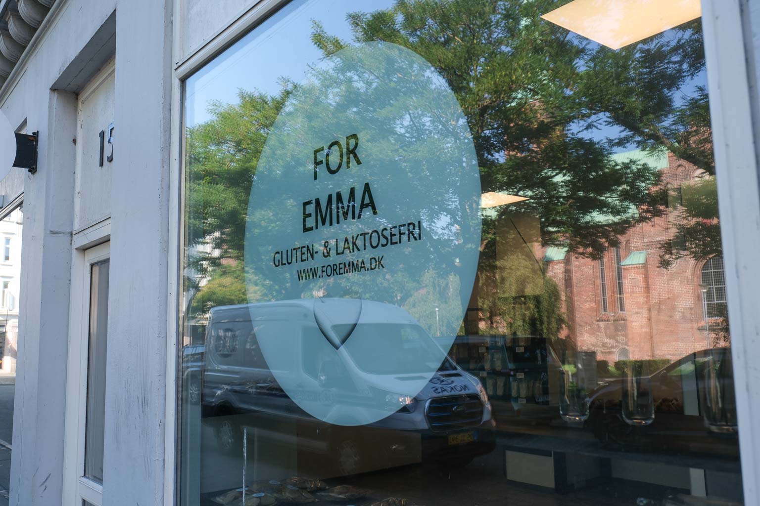 Rude med rundt mærke og spejling af træer hos Aoife Coffee i Volden i Aarhus C