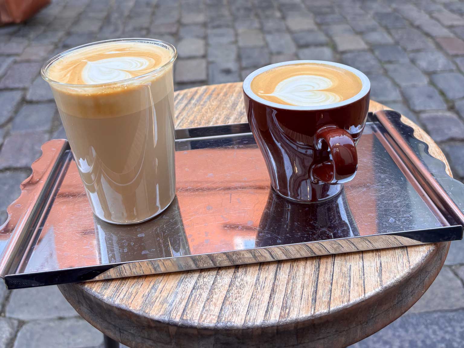 Iskaffe og cappuccino på spejlbakke hos Aoife Coffee i Volden i Aarhus C
