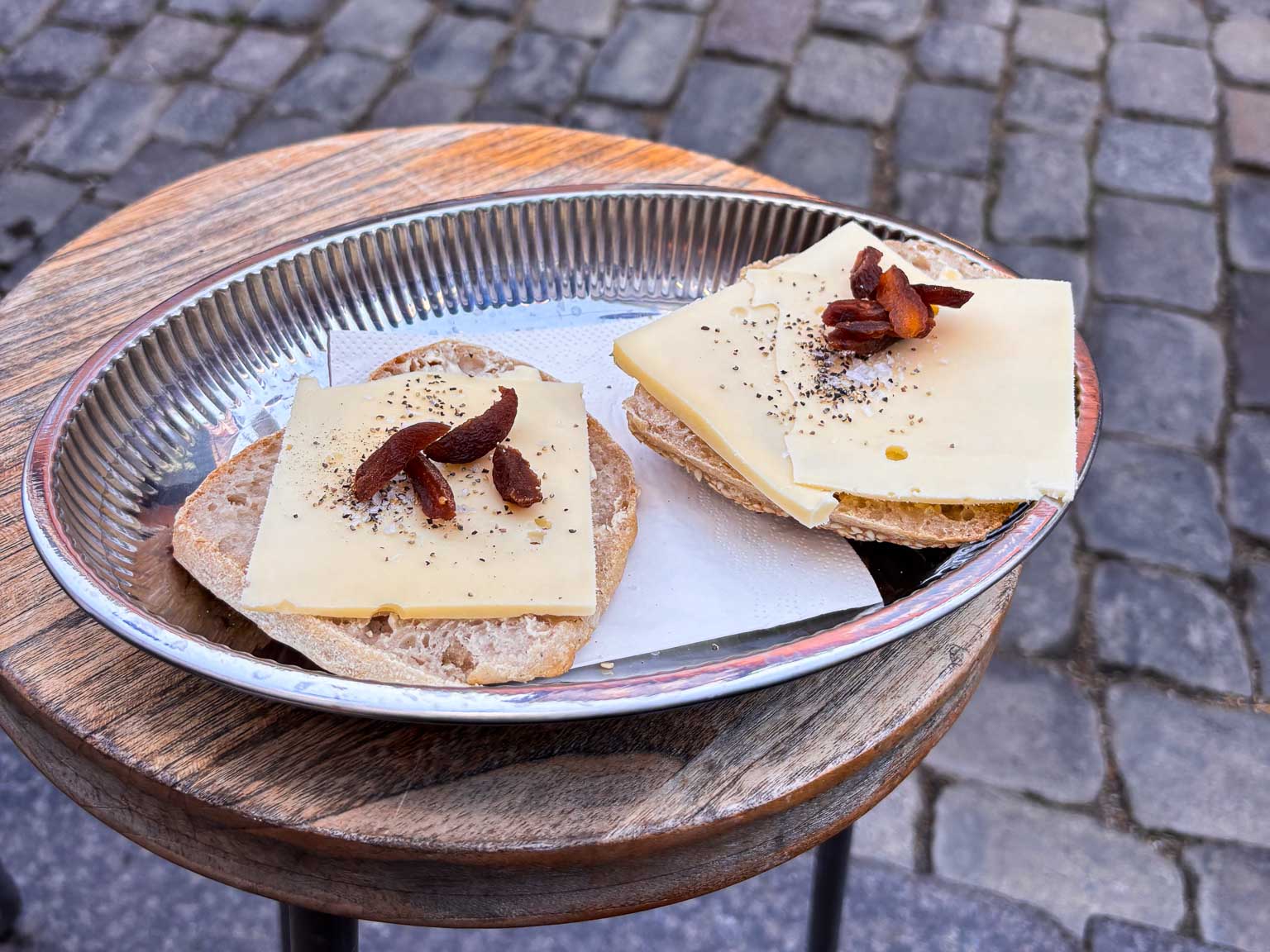 To halve boller med ost og dadler på sølvfad hos Aoife Coffee i Volden i Aarhus C