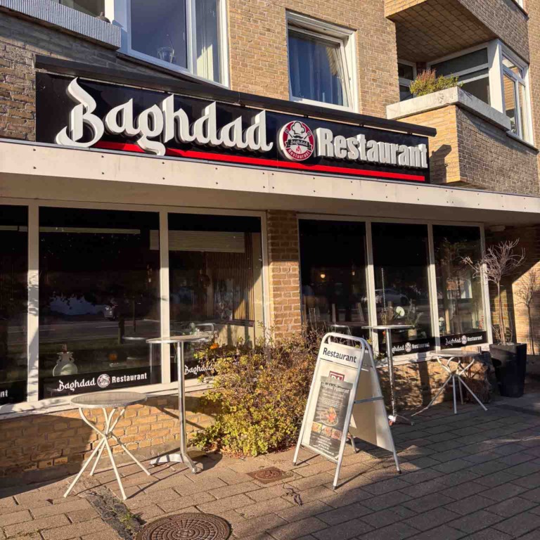 Baghdad Restaurant i &Aring;byh&oslash;j med skilt over facaden