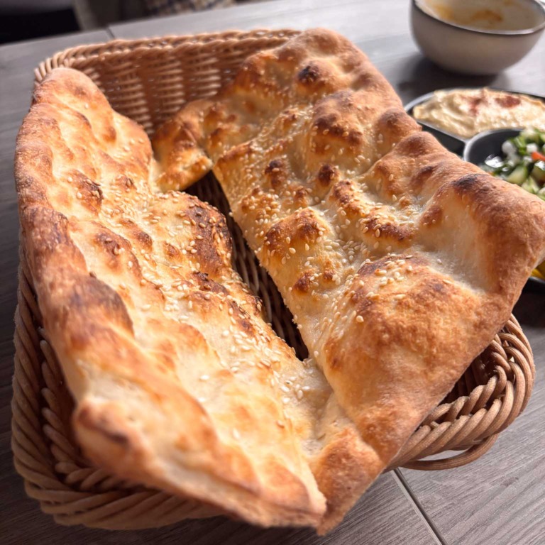 Friskbagt fladbr&oslash;d i kurv