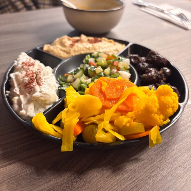 Mezzetallerken med hummus, salat og syltede gr&oslash;ntsager