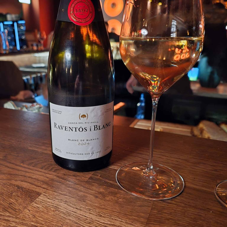 Flaske vin og glas p&aring; bordet hos Boca R&eacute;al