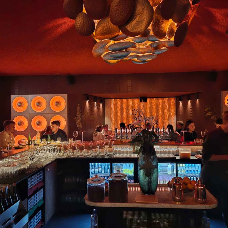 Den oplyste bar set fra salen hos Boca R&eacute;al